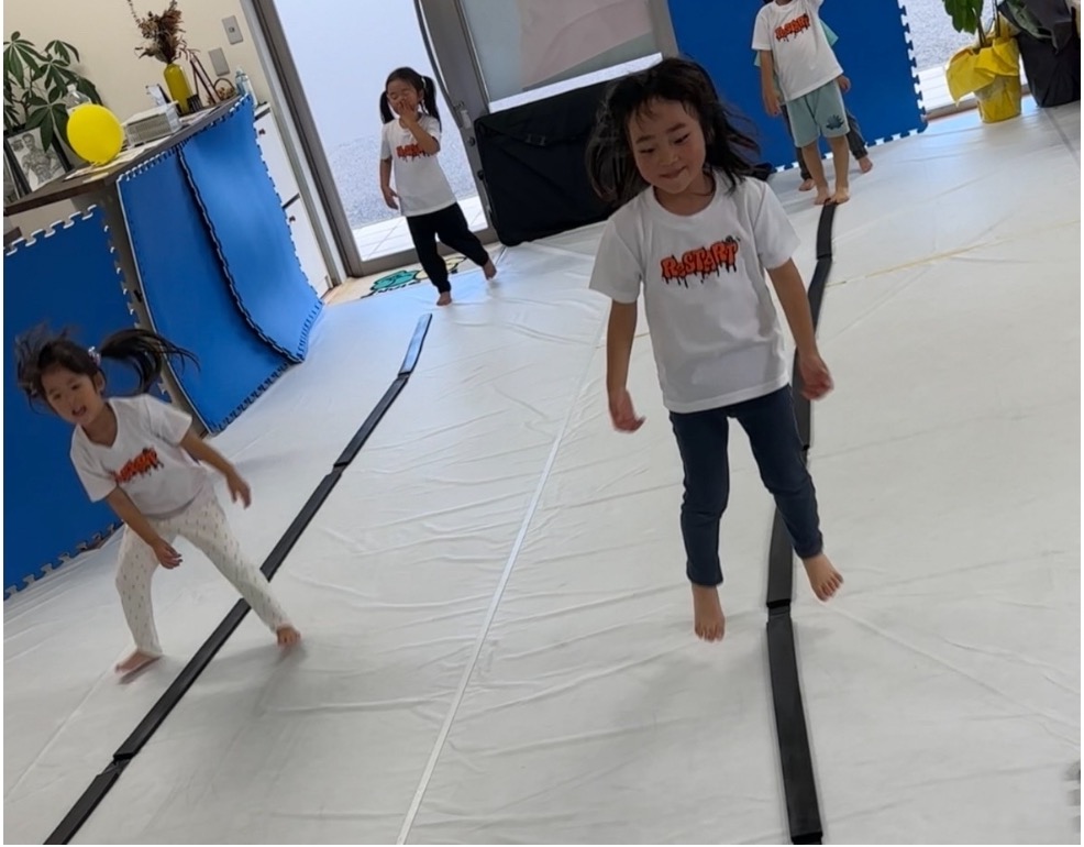 音楽に合わせてリズムジャンプを楽しむ子どもたち